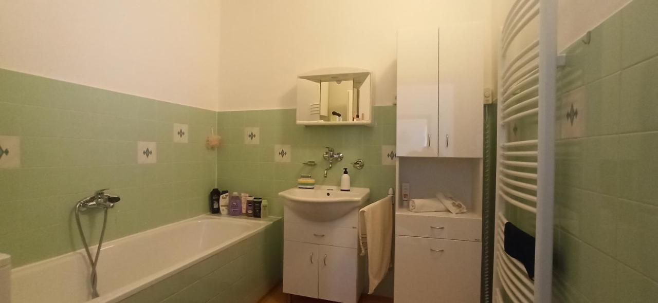 Rodinny Apartman U Broumovskeho Namesti Luaran gambar